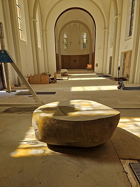 neuer Taufstein in der sanierten Klosterkirche